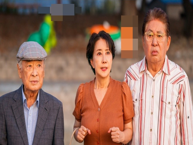 Song Ok Sook và Lee Soon Jae đóng chung phim Dog knows everything năm 2024. Khi biết tin buồn, nữ diễn viên bày tỏ: "Tôi vô cùng biết ơn vì đã là một phần trong chương cuối cùng của cuộc đời thầy. Tôi luôn nói với mọi người xung quanh rằng tôi sẽ trở thành phiên bản nữ của Lee Soon Jae. Tôi ngưỡng mộ và tôn trọng cách thầy không bao giờ bỏ cuộc và làm việc chăm chỉ ngay cả khi tuổi đã cao”. Ảnh: Imbc.