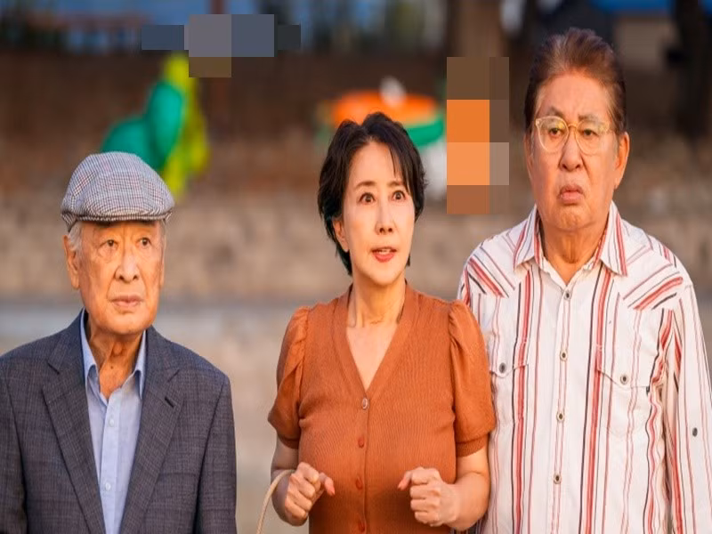 Song Ok Sook và Lee Soon Jae đóng chung phim Dog knows everything năm 2024. Khi biết tin buồn, nữ diễn viên bày tỏ: "Tôi vô cùng biết ơn vì đã là một phần trong chương cuối cùng của cuộc đời thầy. Tôi luôn nói với mọi người xung quanh rằng tôi sẽ trở thành phiên bản nữ của Lee Soon Jae. Tôi ngưỡng mộ và tôn trọng cách thầy không bao giờ bỏ cuộc và làm việc chăm chỉ ngay cả khi tuổi đã cao”. Ảnh: Imbc.