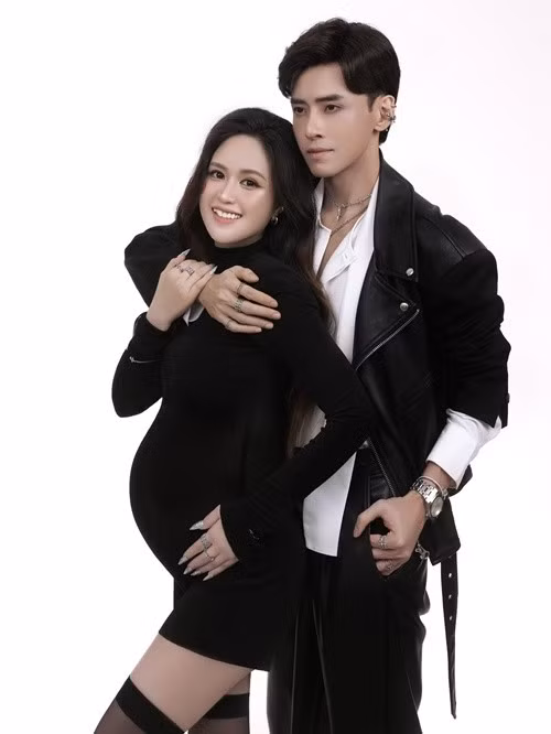 Trên trang cá nhân, diễn viên Phương Hằng đăng bộ ảnh bầu bí bên ca sĩ Anh Tâm. "2025 đã cho chúng ta danh hiệu vĩ đại nhất — ba và mẹ", cô viết. Ảnh: FB Phương Hằng.