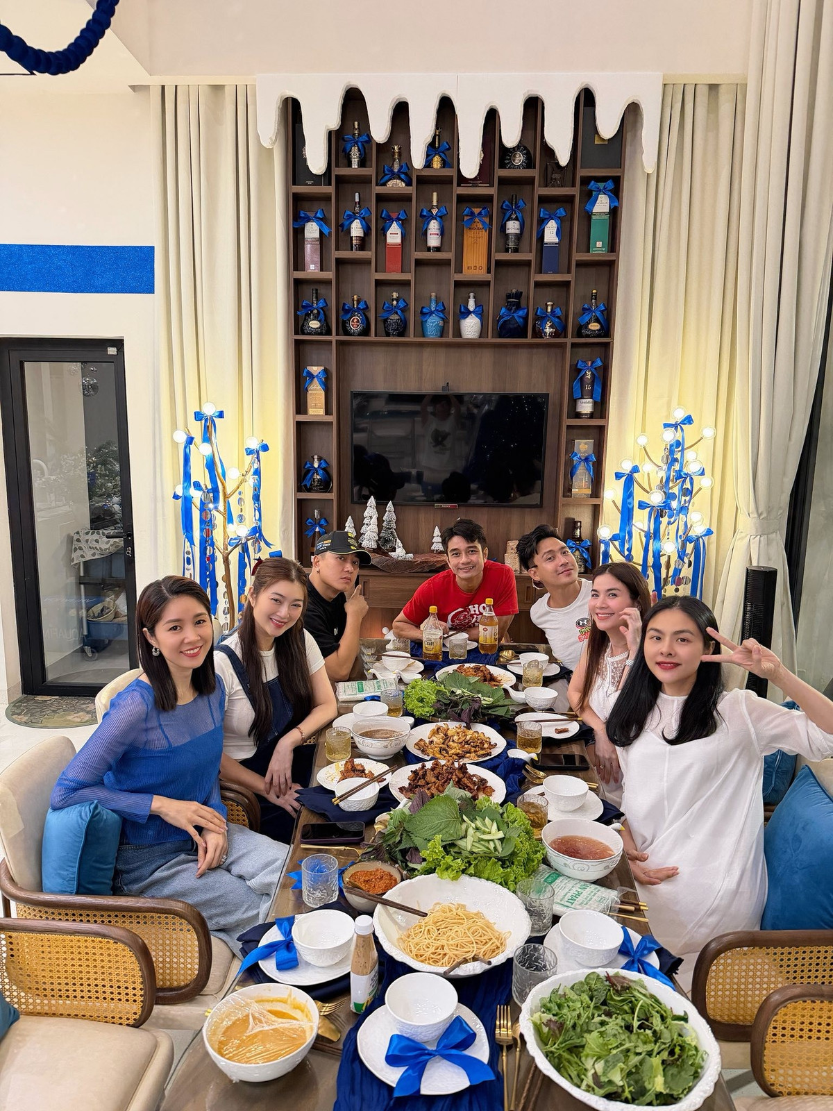 Kha Ly cho biết, bữa ăn được đích thân mẹ chồng Vân Trang chuẩn bị. Ảnh: FB Vân Trang.