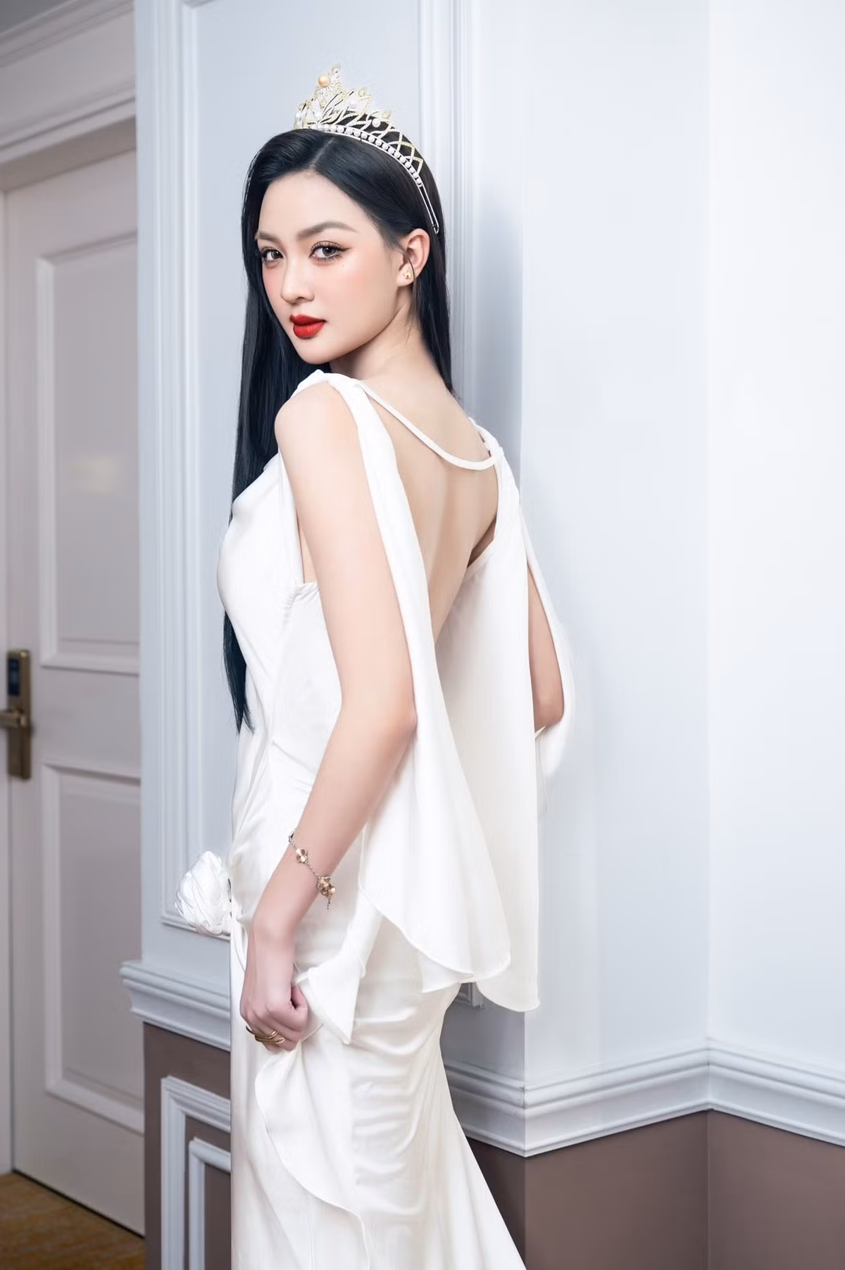 Cẩm Ly gợi cảm, cuốn hút hơn. Khi diện các thiết kế ôm sát hay váy dạ hội, cô càng ghi điểm nhờ thần thái tự tin, vóc dáng quyến rũ. Ảnh: FB Cẩm Ly.