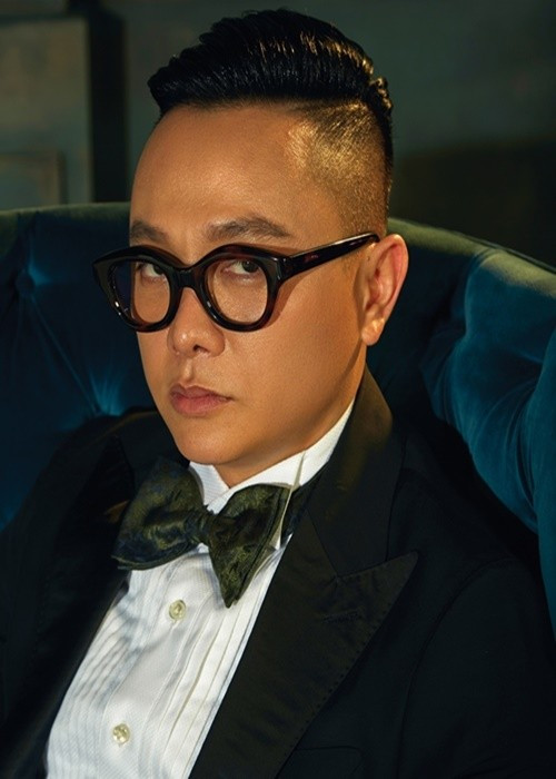 Công Trí từng úp mở về việc lập gia đình. “Nếu mà tôi nói có gia đình thì có ai tin đâu. Thật ra gia đình nhỏ là điều ai cũng mong. Tuy nhiên, có người thực hiện được và có người chưa thực hiện được. Lại có người được khoe và có người lại không được khoe”, Người Lao Động dẫn lời nam thiết kế. Ảnh: Đẹp.