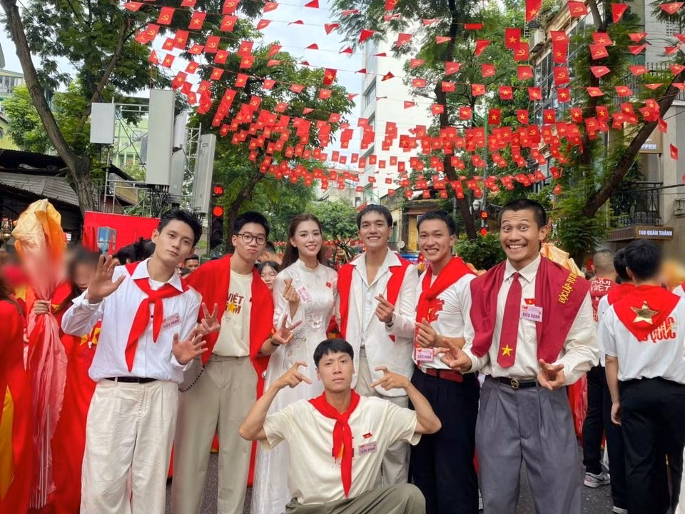 Tiểu Vy khoe hình ảnh bên dàn diễn viên Mưa đỏ trong buổi tổng duyệt. Ảnh: FB Tiểu Vy.