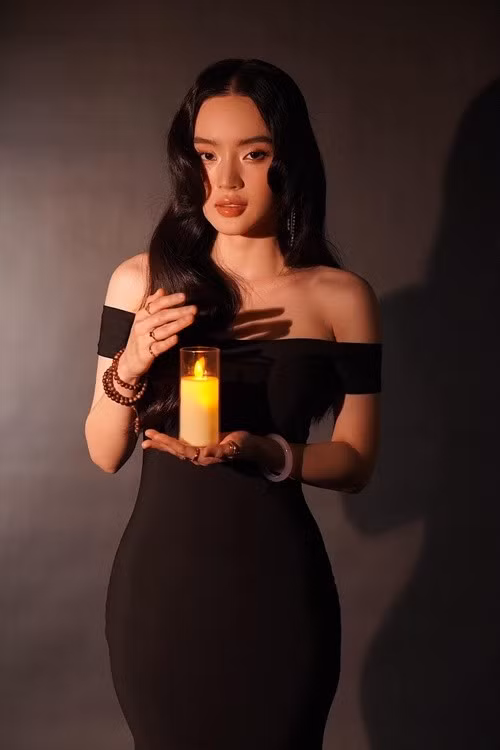 Em gái Angela Phương Trinh ăn mặc nữ tính nhiều năm qua. Ảnh: FB Phương Trang.