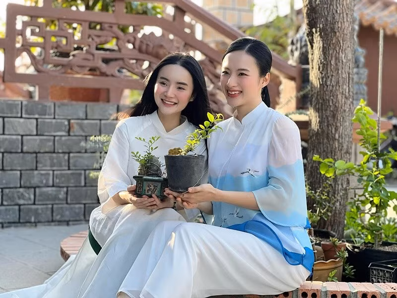 Phương Trang là em gái của Angela Phương Trinh. Ngày nhỏ, Phương Trang đóng một số phim như Kính vạn hoa, Mùi ngò gai, Cậu bé ngoài hành tinh. Ảnh: FB Phương Trang.