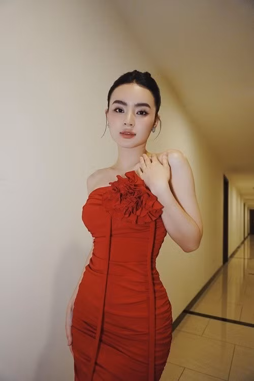 Phương Trang sở hữu vóc dáng gợi cảm, gương mặt xinh đẹp. Ảnh: FB Phương Trang.