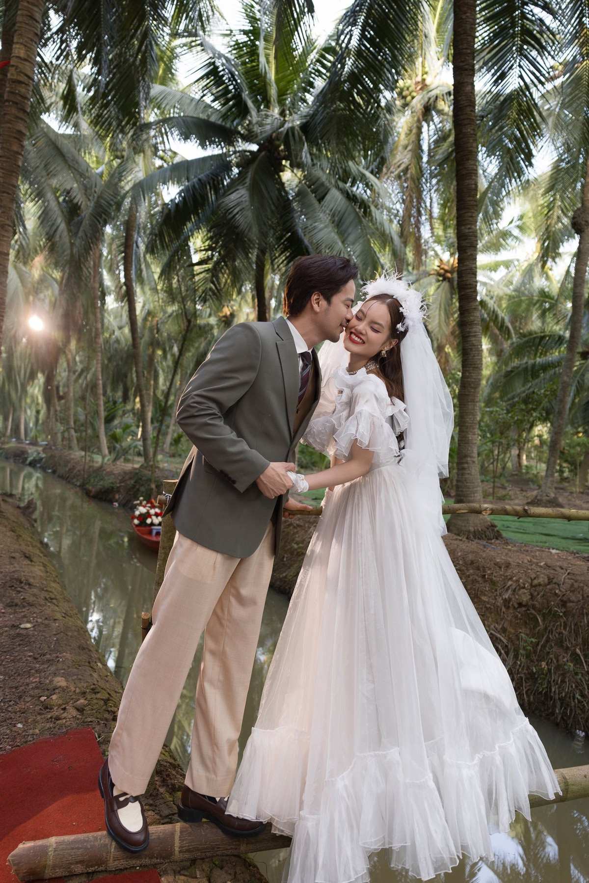 Chia sẻ hình ảnh hôn lễ đậm chất miền Tây, Sunny Đan Ngọc bày tỏ: "Hết thương thầm rồi, giờ mình thương công khai ạ". Ảnh: FB Sunny Đan Ngọc.