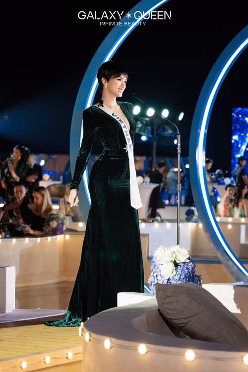 Theo Vietnamnet, Hương Giang chỉ ngủ khoảng 3 tiếng mỗi đêm vì lịch trình cuộc thi dày đặc. Nữ ca sĩ cho biết, do di chuyển nhiều, liên tục trên xe, cô phải hạn chế để tóc xõa. Ảnh: Galaxy Queen.