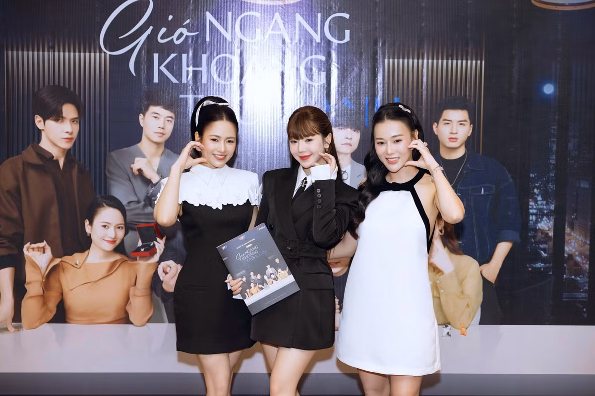 Quỳnh Kool đóng chung phim mới cùng Phương Oanh (ngoài cùng bên phải) và Việt Hoa. Ảnh: FB Quỳnh Kool.