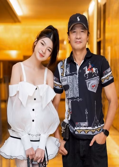 Trên trang cá nhân, Võ Hoài Nam liên tục đăng tải các status cổ vũ con gái Hoài Anh. "“Được vào đến vòng chung kết, là sự cố gắng và nỗ lực của con để đáp lại tình yêu thương của quý vị khán giả. Xin được cảm ơn tất cả mọi người nha", Võ Hoài Nam viết. Ảnh: FB Võ Hoài Nam.