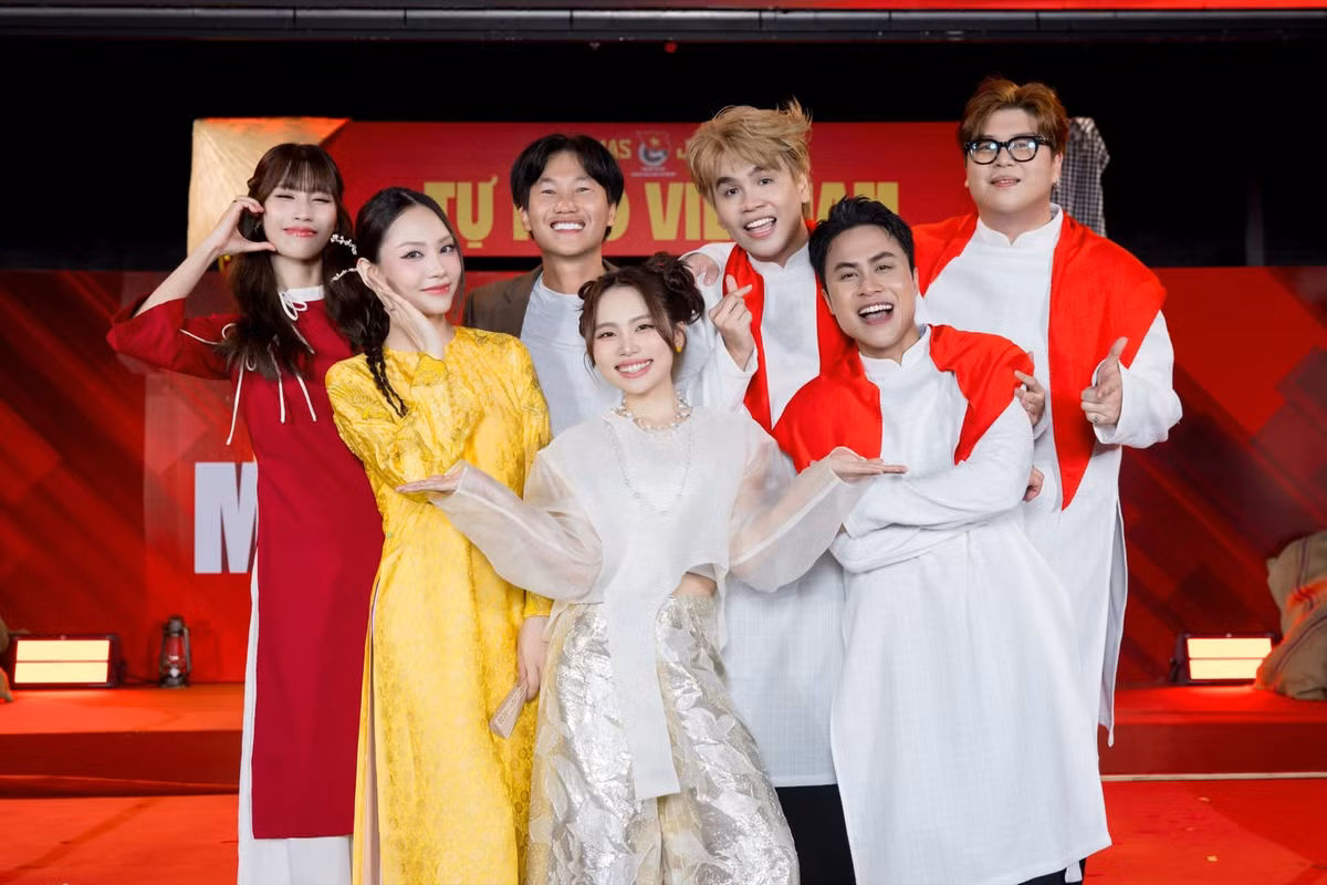 Theo Vietnamnet, tháng 8/2024, Mai Phương rời công ty Sen Vàng để chuyển sang đơn vị quản lý mới, cùng với các nghệ sĩ như Thu Phương, Phương Mỹ Chi, Lan Khuê, DTAP. Ảnh: FB Mai Phương.