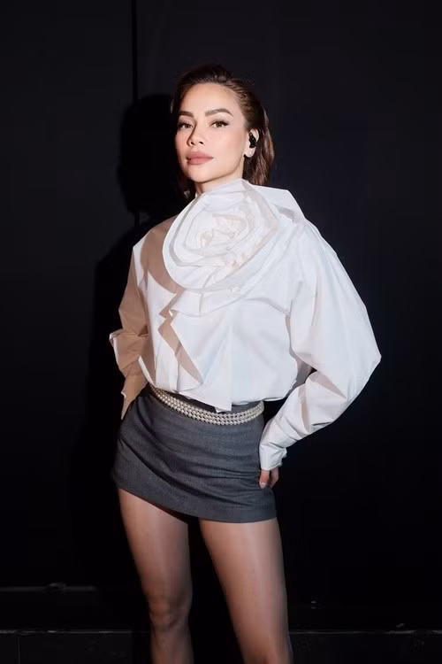 Theo Vietnamnet, ngày 1/9, fanpage Hồ Ngọc Hà đăng nội dung: "Do có lịch trình ở châu Âu đã sắp xếp từ trước nên Hà lỡ hẹn lời mời biểu diễn cho đại lễ sáng 2/9 tại Quảng trường Ba Đình và một số sự kiện khác. Mừng kỷ niệm 80 năm Quốc khánh Việt Nam 2/9".