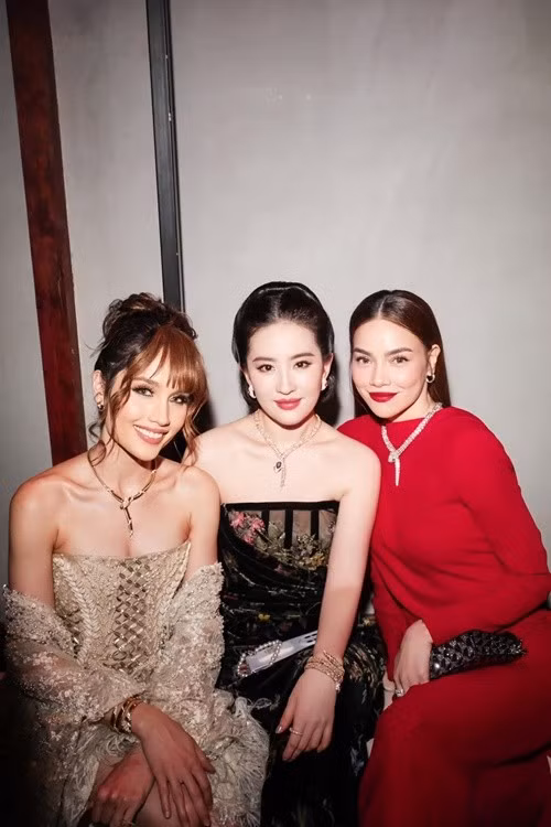 Tháng 1/2025, Hà Hồ dự sự kiện nước ngoài. Cô khoe hình ảnh chung khung hình với Anne Hathaway và Lưu Diệc Phi.