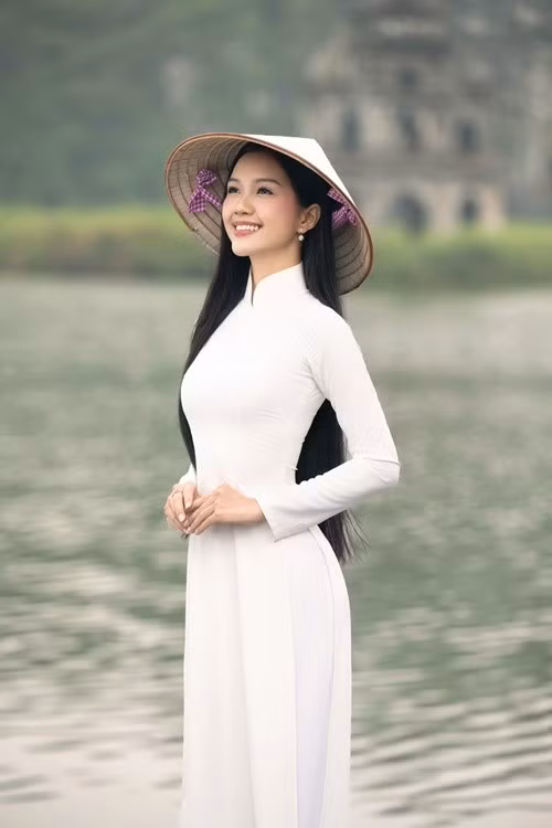 Mỹ Vân biết tiếng Anh, tiếng Trung, đàn hát, làm MC, diễn viên. Ảnh: FB Mỹ Vân.