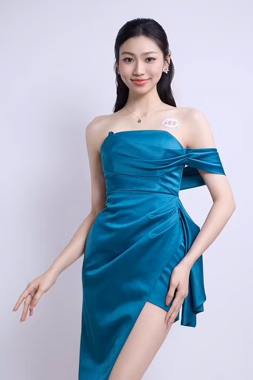 Trần Thị Huyền Cơ có vòng eo 57cm. Cô từng là Á khôi cuộc thi Nét đẹp sinh viên Trường Đại học Tài chính Marketing năm 2023. Ảnh: FB Huyền Cơ.