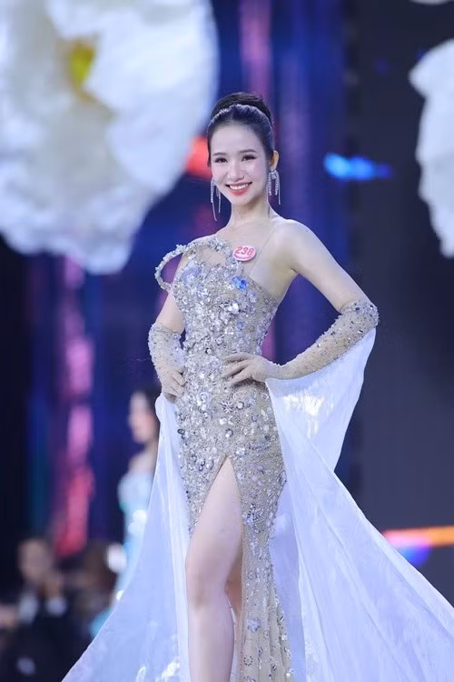 Phương Nhi từng đoạt danh hiệu Á khôi 2 cuộc thi Hoa khôi sinh viên Việt Nam khu vực miền Trung Tây Nguyên 2023 trước khi vào chung kết Hoa hậu Việt Nam 2024. Ảnh: FB Phương Nhi.