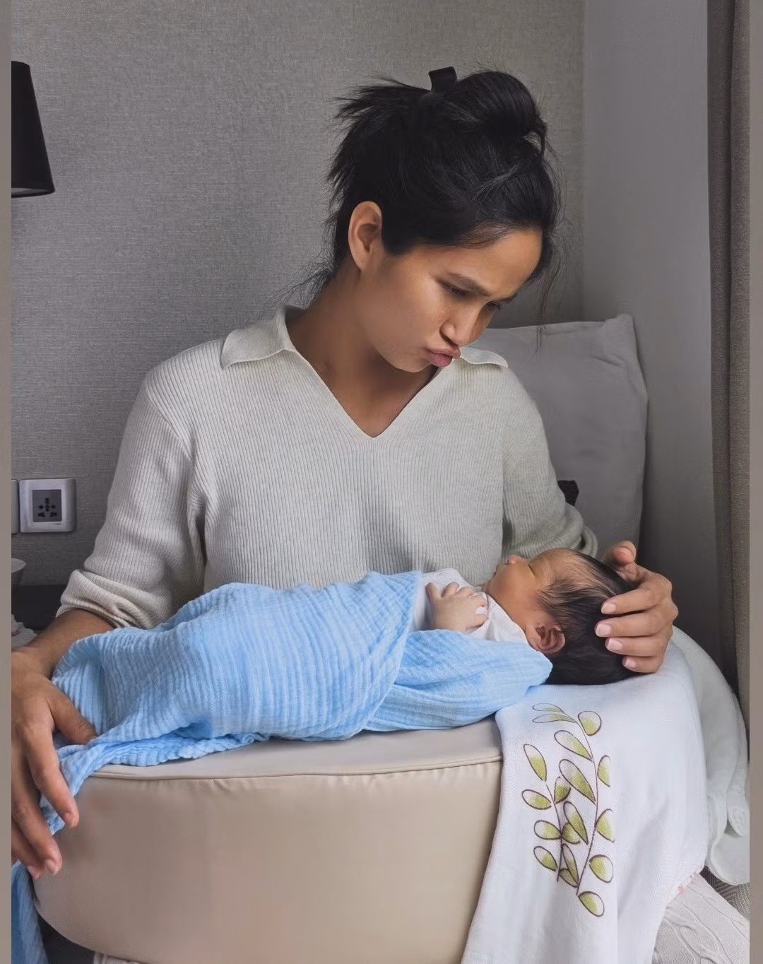 Nàng hậu trở thành mẹ bỉm sữa 'nghiện con'. Ảnh: FB H'hen Niê.