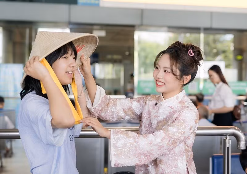 Ca sĩ người Trung Quốc Khả Lâu cũng là bạn thân của Phương Mỹ Chi ở Sing! Asia 2025. Ảnh: FB Phương Mỹ Chi.