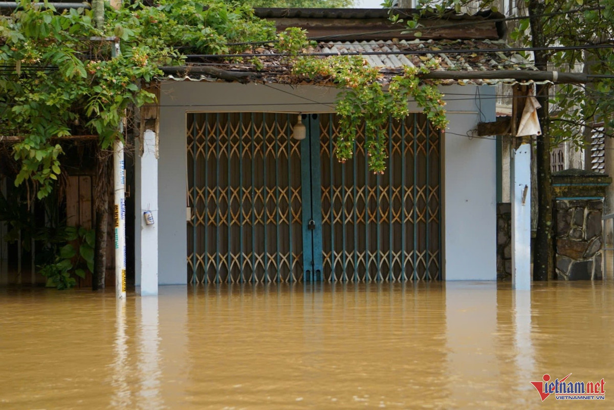 Ông Nguyễn Văn Bình (59 tuổi, trú xã Đại Lộc) cho biết: "Trưa nay, nước lũ ở nhà tôi rút xuống còn 60cm, nhưng đến chiều tối nay lại tiếp tục dâng lên cao 1m".