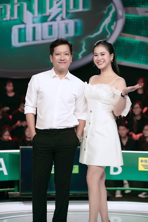 Lâm Vỹ Dạ vô cùng mang ơn Trường Giang. Khi giành giải Diễn viên hài được yêu thích nhất tại Mai Vàng 2018, cô không quên tri ân diễn viên Trường Giang. “Nếu không có Trường Giang thì không có Lâm Vỹ Dạ ngày hôm nay”, nữ nghệ sĩ hài chia sẻ. Ảnh: FB Lâm Vỹ Dạ.