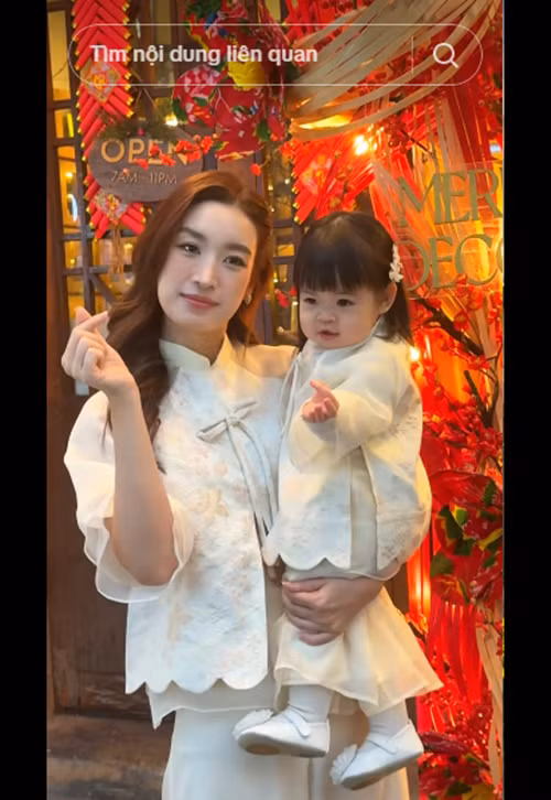 Bé Tuệ An được bố mẹ cho ăn mặc điệu đà. Ảnh: TikTok Đỗ Mỹ Linh.