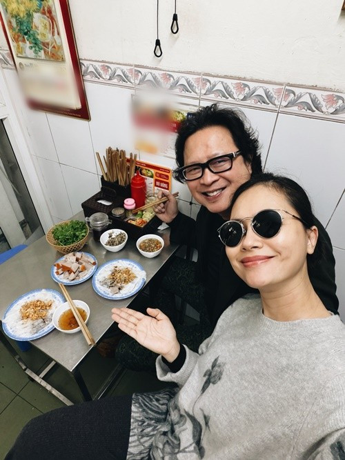 Vợ chồng Hải Yến cùng kinh doanh. Theo Dân Việt, cặp đôi mở nhà hàng Pháp, studio dạy múa, trường mầm non, cửa hàng hoa. Ảnh: FB Hải Yến.