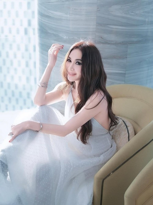 Điểm cuốn hút của nữ diễn viên sinh năm 1966 còn nằm ở thần thái tự tin và phong cách gợi cảm vừa đủ. Ảnh: Instagram Ôn Bích Hà.