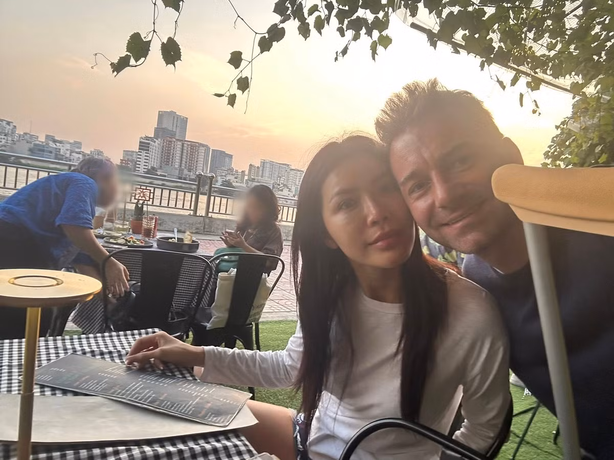 Sợ Minh Tú buồn, Cris đưa nữ người mẫu ra ngoài đi dạo.