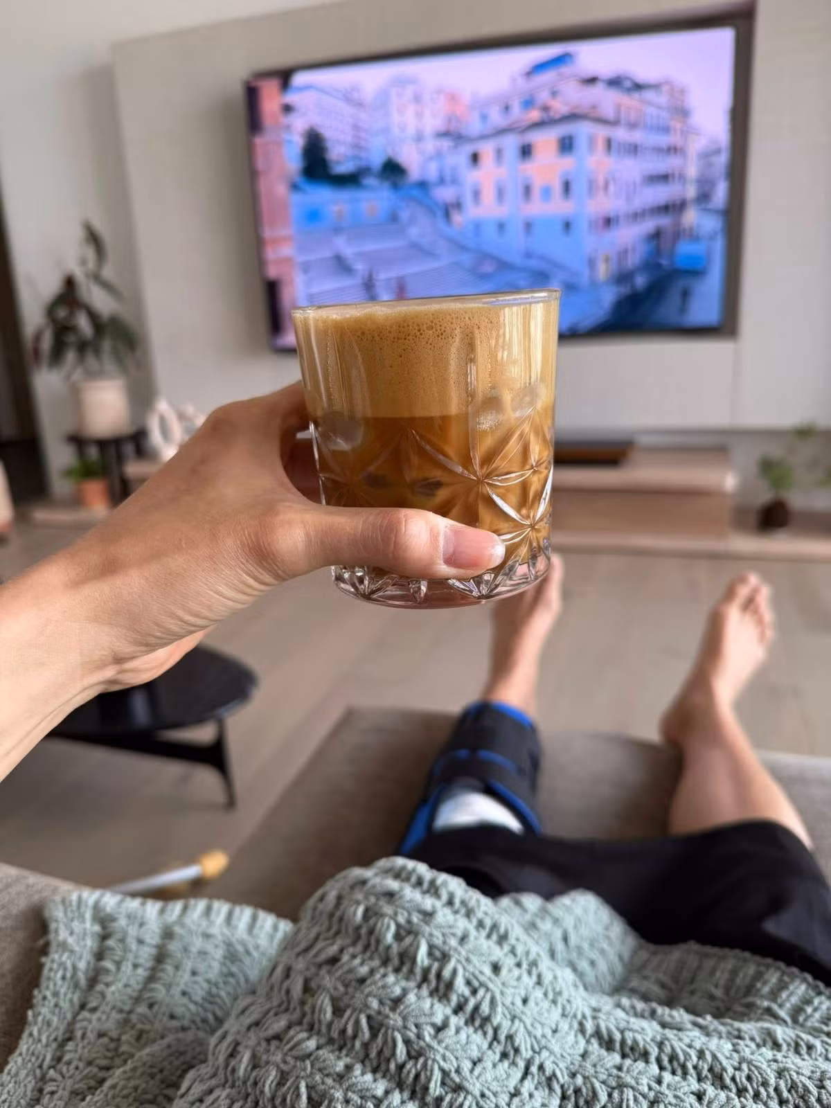 "Cơm bưng nước rót tận miệng. Chỉ có nằm", Minh Tú khoe được bạn đời chăm sóc.