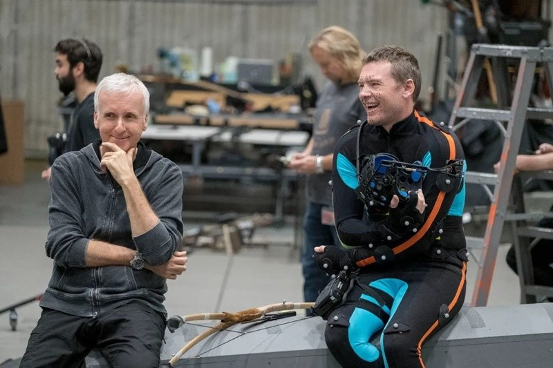 Theo Đài phát thanh và truyền hình Hà Nội, đạo diễn James Cameron khẳng định nhân vật trong phim Avatar: Lửa và tro tàn chỉ được tạo nên từ diễn xuất thật, được ghi lại qua công nghệ ghi nhận chuyển động, nền tảng đã làm nên bản sắc của cả thương hiệu, không có sự can thiệp của AI tạo sinh. Ảnh: VOV.