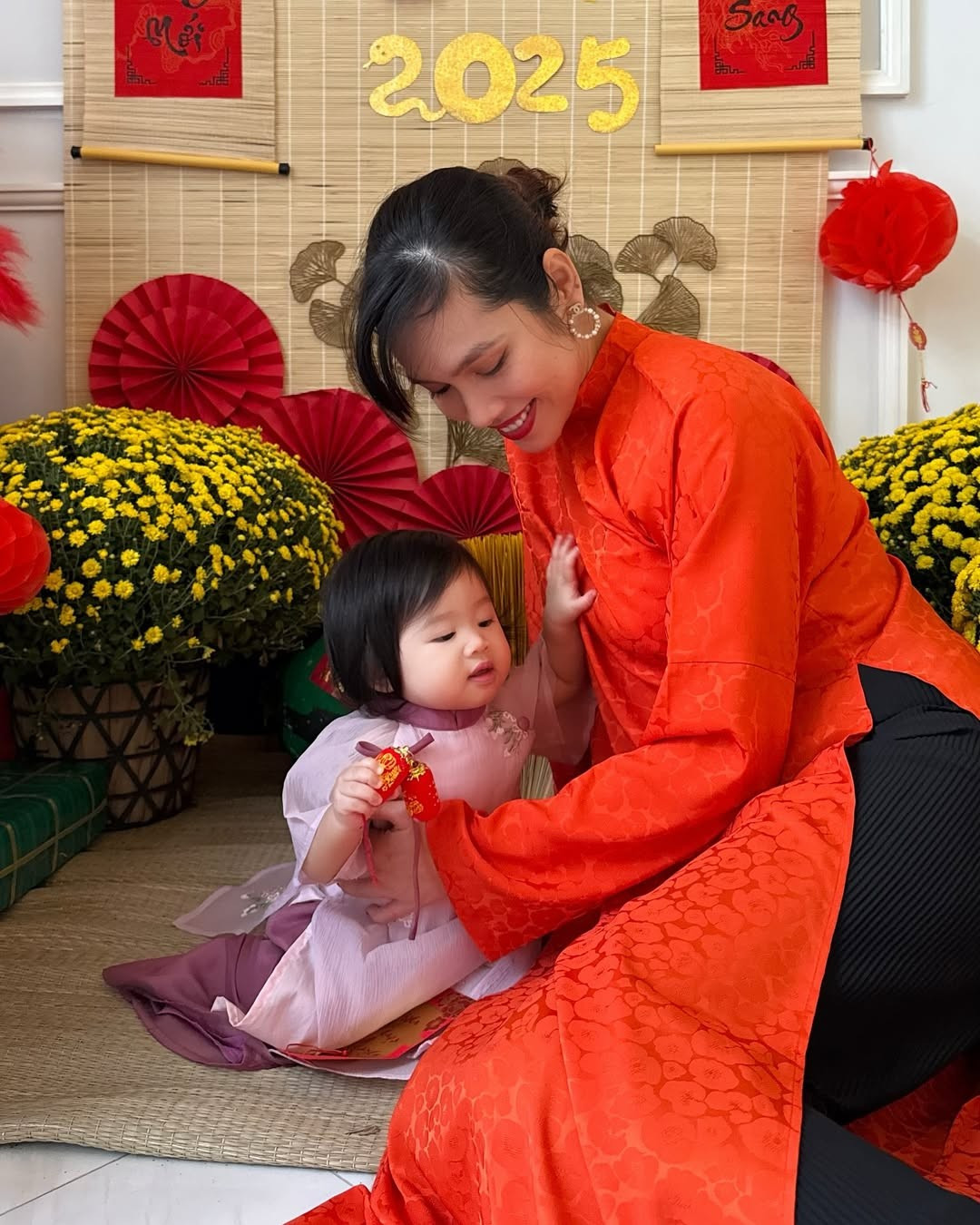 Nàng hậu nhắn nhủ con dịp Tết: "Tết là dịp đặc biệt nhất trong năm để mẹ dành trọn thời gian cho gia đình, nhớ về quê hương, cội nguồn và trân trọng những nét đẹp văn hóa Việt Nam. Mẹ mong rằng năm nào cũng sẽ được đón Tết bên em". Ảnh: FB Hoàng My.