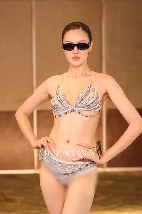 Ở phần thi Judging of Fitness (Thể lực), Mỹ Anh khoe vóc dáng săn chắc với bikini. Cô chia sẻ: "Với Mỹ Anh, sức khỏe và tinh thần tích cực chính là nền tảng của mọi vẻ đẹp. Mỗi buổi tập, mỗi bữa ăn là một lời nhắc nhở để sống lành mạnh hơn, yêu bản thân hơn và tôn trọng thiên nhiên xung quanh'. Ảnh: Missosology.