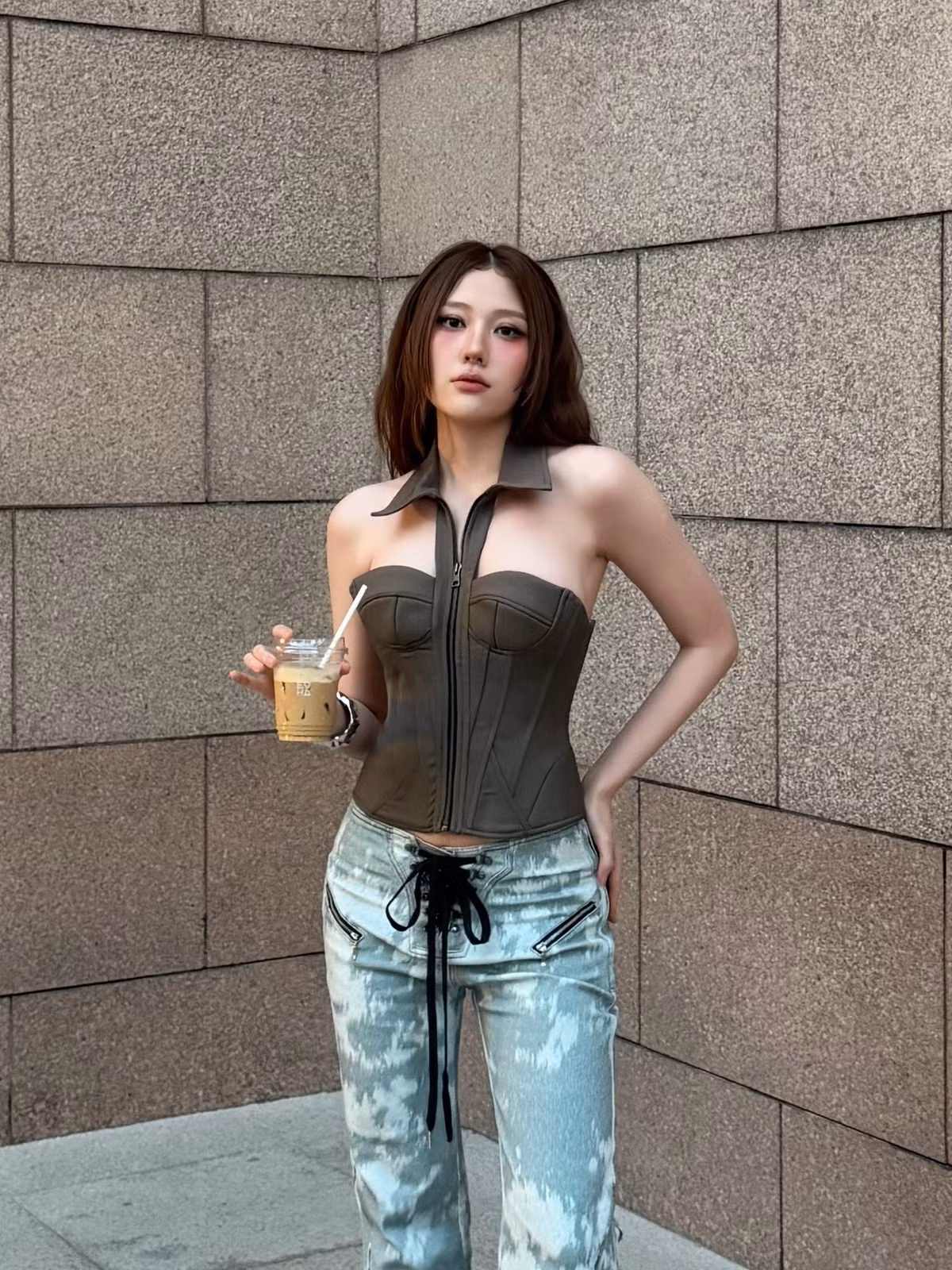 Gương mặt của Uyển Ân trẻ trung, baby nhưng vẫn có nét sắc sảo.