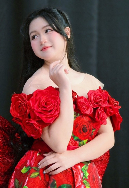 Ngoài đóng phim, Ngân Chi còn làm người mẫu, dẫn chương trình. Ảnh: FB Ngân Chi.