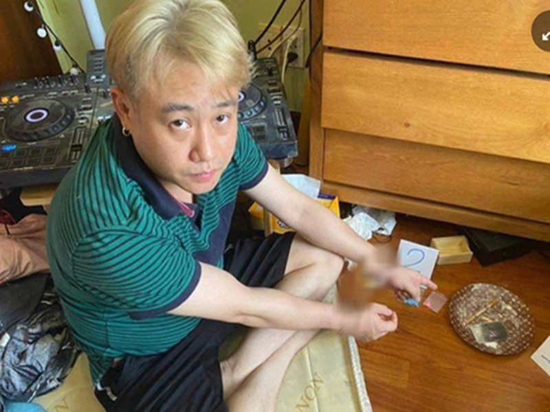 Tháng 6/2022, diễn viên Hữu Tín bị phát hiện sử dụng ma túy tại căn hộ. Theo kết luận điều tra, tại Cơ quan điều tra, Hữu Tín khai nghiện ma túy 3 năm nay, trung bình 2 tháng sử dụng ma túy tổng hợp dạng thuốc lắc một lần. Ảnh: Người Lao Động.