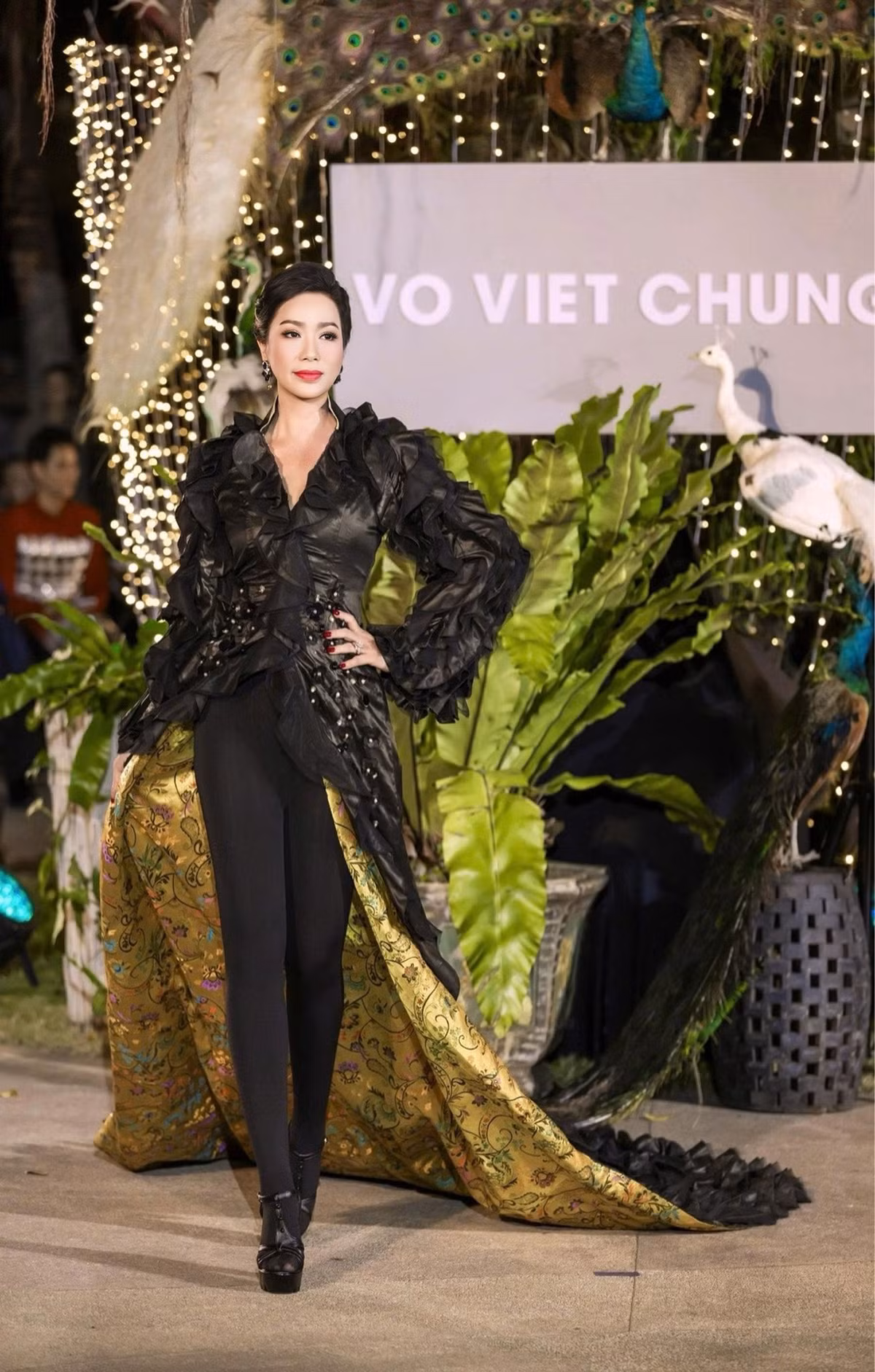 Ngoài khiến công chúng ngưỡng mộ bởi cuộc hôn nhân bền chặt, êm ấm bên doanh nhân Võ Trấn Phương, Trịnh Kim Chi còn được biết đến là nghệ sĩ tài năng, gắn bó nhiều năm với sân khấu, điện ảnh, thời trang.