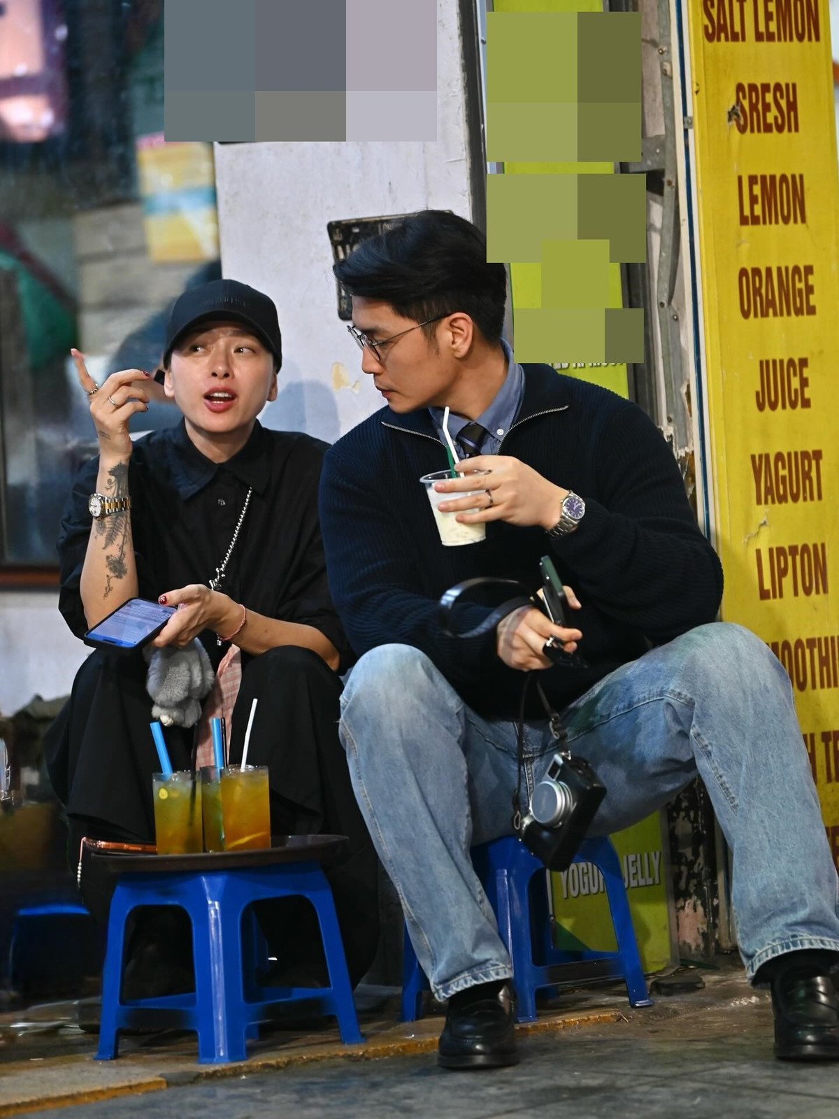 "Từ những ngày Vân mệt mỏi vì tắc tia, loay hoay gọi sữa và thiếu ngủ… đến những lần Huy thay vợ chăm bé Gạo, động viên và cùng nhau chọn chiếc máy hút sữa phù hợp nhất. Mọi thứ đều trở nên ấm áp hơn khi hai vợ chồng luôn đồng hành cùng nhau", Ngô Thanh Vân bày tỏ. Ảnh: FB Huy Trần.