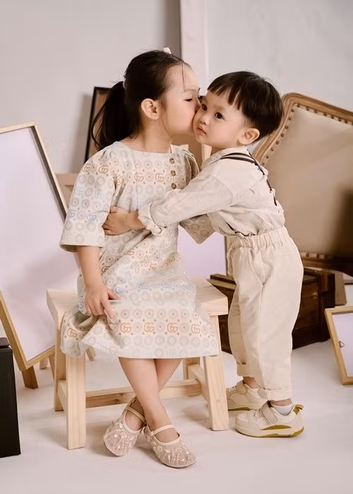 Bé Sutin chụp ảnh nghệ thuật cùng chị gái Suchin. Ảnh: FB Đàm Thu Trang.