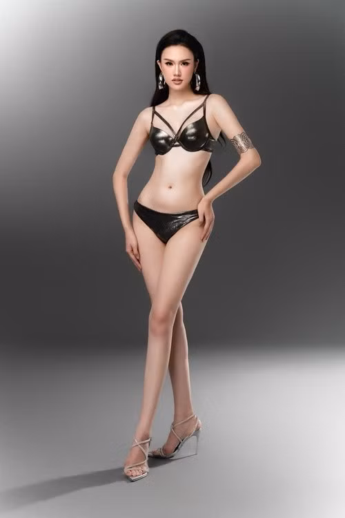 "Ở Hoa hậu Việt Nam 2022, tôi gãy liền 3 đôi vì tập đồng diễn, catwalk và nhảy hăng quá trong lúc tập luyện. Miss Grand Vietnam 2024 thì nhẹ hơn, chỉ gãy 1 đôi và đứt dây thêm 1 đôi. Đến Miss Earth Vietnam 2025, tôi mang đôi giày mới mua tinh tươm và gãy ngay sau 3 lần dùng", Mỹ Anh tiết lộ.