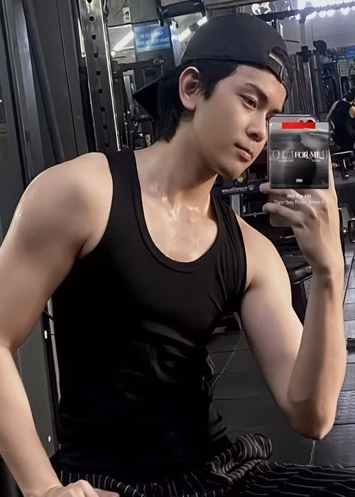 Bạn diễn của Midu có chiều cao 1m81, gương mặt điển trai, thân hình cơ bắp. Ảnh: FB Lê Hoàng Long.