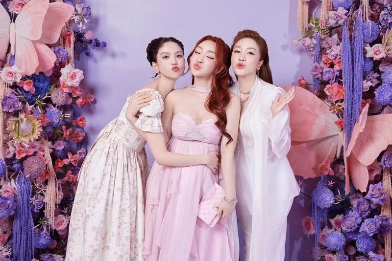 Lý Thùy Chang giữ được thân hình gợi cảm, quyến rũ cùng gương mặt trẻ trung. Nữ doanh nhân theo đuổi phong cách 'dát đồ hiệu".