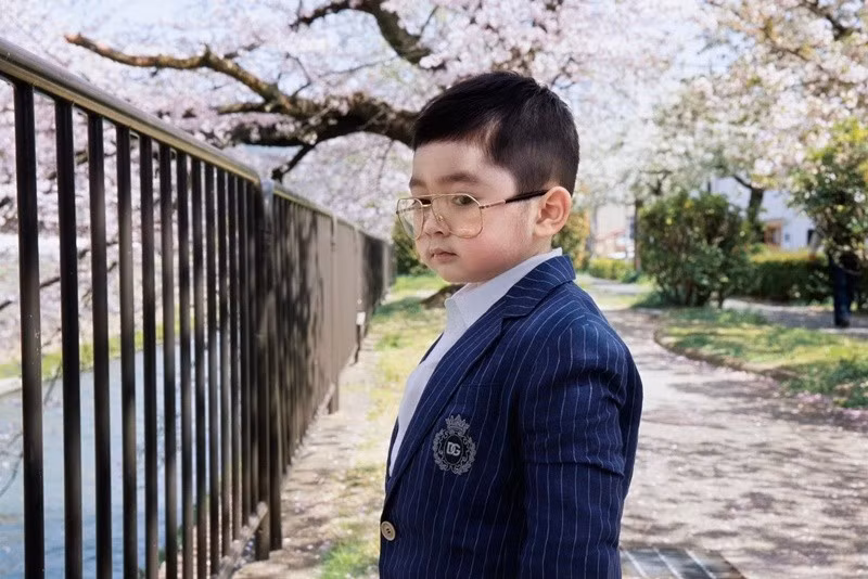 Bé Gia Khang ăn mặc sành điệu, thường xuyên được bố mẹ đưa đi du lịch.