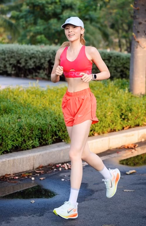 Gần đây, Kỳ Duyên liên tục khoe ảnh chạy bộ cùng các đồng nghiệp. Ảnh: FB Kỳ Duyên.