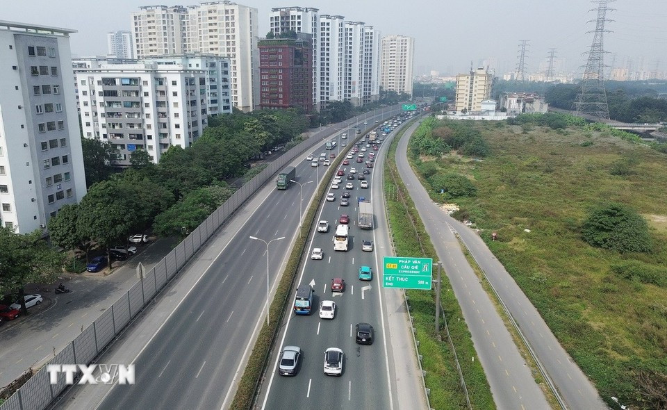 Cao tốc Pháp Vân-Cầu Giẽ hướng về trung tâm thành phố ùn tắc cục bộ, trưa 4/1. (Ảnh: Quốc Khánh/TTXVN)