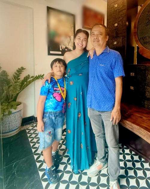 Trên trang cá nhân, Phi Thanh Vân vừa chia sẻ về mối quan hệ giữa doanh nhân Chí Phú và bé Tấn Đức. "Với Tấn Đức, anh Phú không cố chứng minh điều gì. Anh đến bằng sự chân thành, tôn trọng cảm xúc của con, dạy dỗ bằng văn minh. Không phải bắt con nghe lời, mà là dạy con hiểu giá trị của kỷ luật, tử tế và yêu thương", cô cho biết.