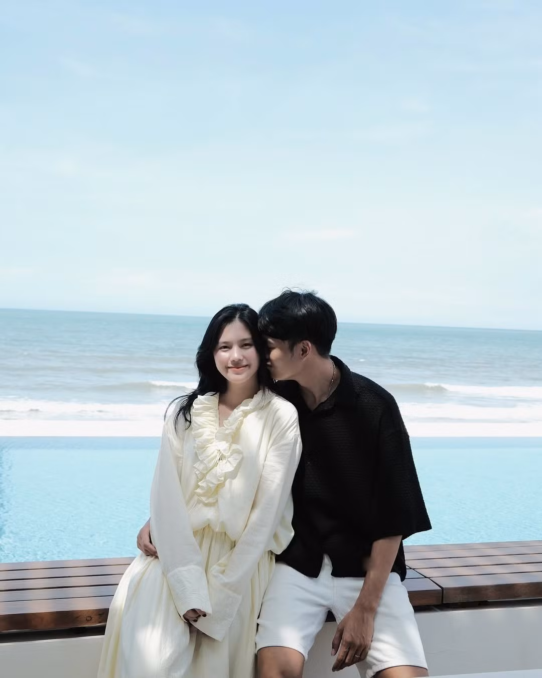 Trong dịp sinh nhật vợ năm 2025, anh viết: “Chúc mừng sinh nhật em yêu của anh. Tuổi mới chúc em yêu thật nhiều sức khỏe, luôn luôn xinh đẹp, may mắn và thành công trong công việc nhé, bé yêu. Luôn là người vợ đảm đang của anh và là một người mẹ tuyệt vời của Leo yêu. Chúc em bé yêu mãi mãi tuổi 18. Anh yêu em”.