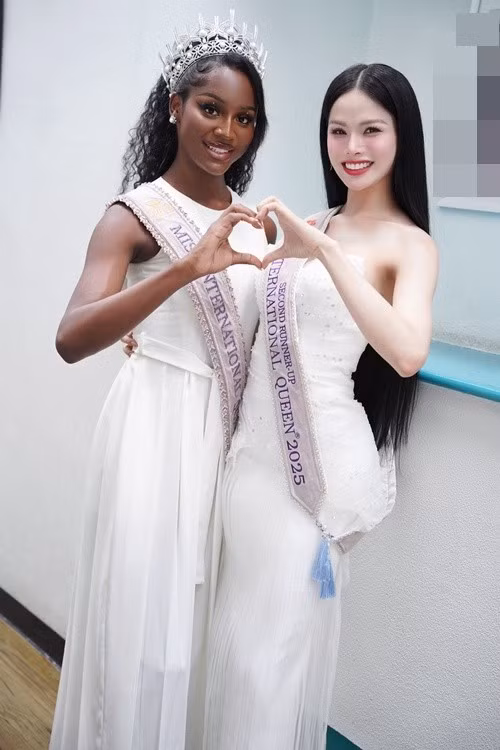 Midori Monet giành danh hiệu Hoa hậu Chuyển giới Quốc tế 2025 còn Hà Tâm Như (phải) đoạt danh hiệu á hậu 2. Ảnh: FB Hà Tâm Như.