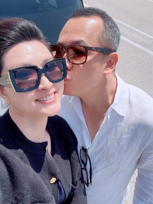 Hồng Nhung còn khoe loạt ảnh bên chồng từng được giấu kín. Ảnh: FB Hồng Nhung.