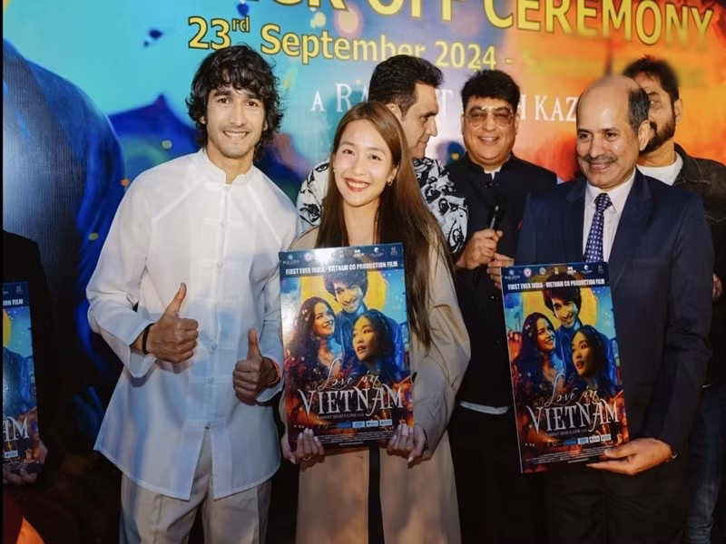 Khả Ngân chia sẻ trên VOV, cô dành nhiều thời gian để trau dồi ngoại ngữ, thường xuyên trò chuyện với "người tình màn ảnh" Shantanu Maheshwari trước khi phim bấm máy. Ảnh: VOV.