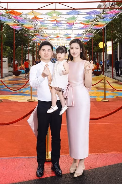 Nhóc tì nhà nàng hậu luôn gây chú ý khi mỗi khi xuất hiện. Ảnh: FB Mỹ Linh.